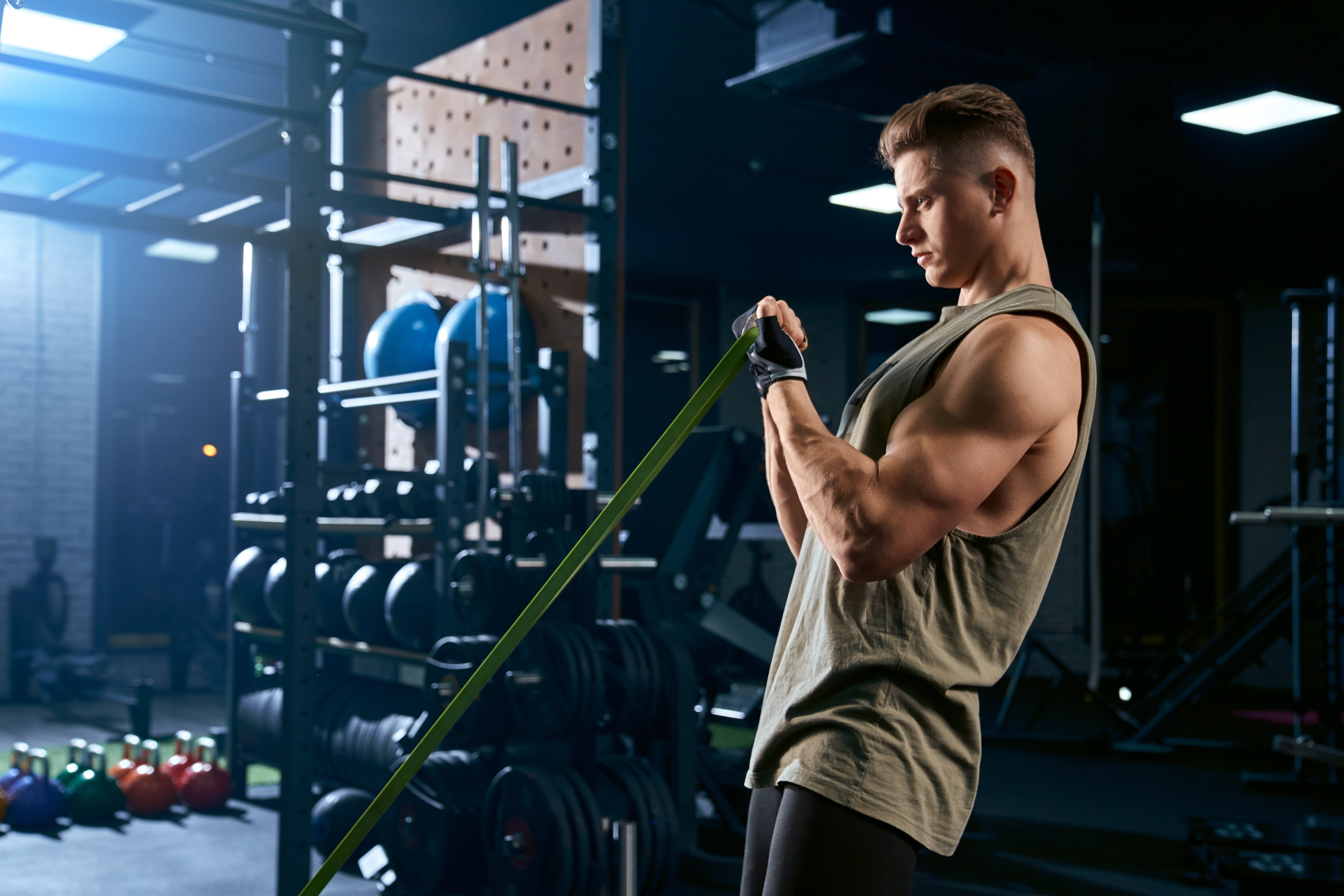 Bodybuilder training arm with resistance band. Ilustrace muže, jak trénuje paže